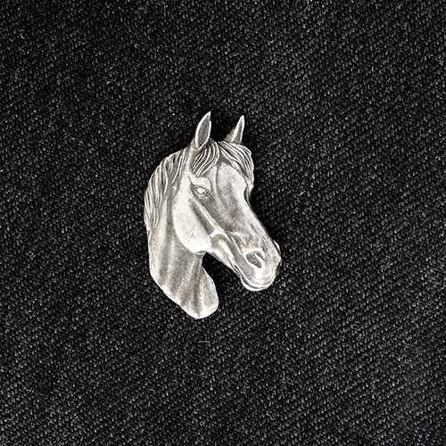 Pferdeportrait als dekorativer
Pin an Ihrem Revert, in Silber