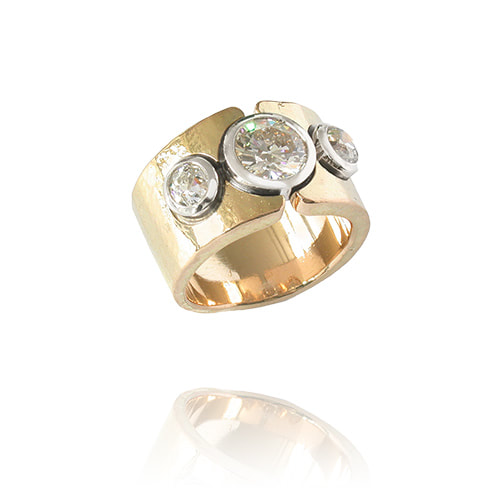Ring "Ans" 
Gelbgold geschmiedet, Weissgold 
Brillant 1.62 ct,
2 Altschliffdiamanten
0.47, 0.51 ct